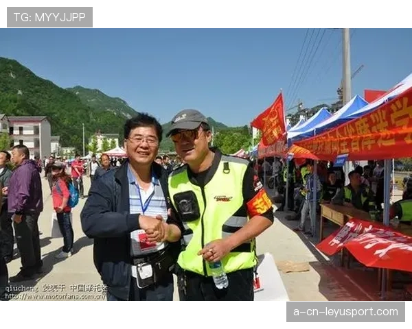 🎒极致狂热！为了看一场偶像的谢幕战，他骑行数千公里来到现场